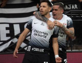 No dia do aniversário, Corinthians derrota Flamengo com gol de Romero, maior artilheiro da arena