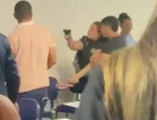 Estudante aponta arma para colega durante briga em faculdade; vídeo