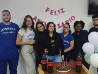 Longe da família mas perto de amigos, acadêmica da UCP ganha feliz aniversário