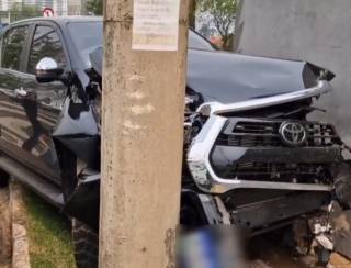 Veículo vai parar no meio do canteiro central da Av. Afonso Pena após acidente