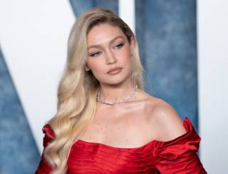 Gigi Hadid desfila com vestido feito de fita adesiva e tropeça; vídeo