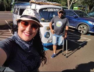 Casal de Nova Andradina transforma Kombi em casa sobre rodas e celebra aventuras pelas estradas do Brasil