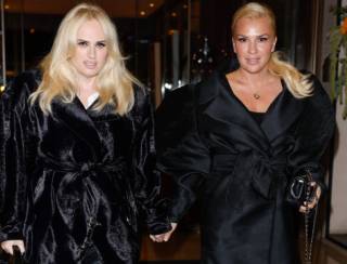 Rebel Wilson exibe registro de seu casamento com Ramona Agruma