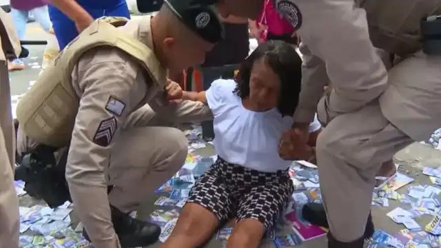 Mulher cai em buraco coberto com santinhos antes de votar