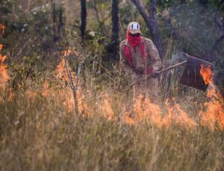 Bombeiros do RS combatem incêndios em MT em resposta a enchentes