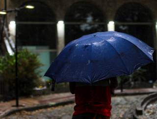 Chuva forte no estado de São Paulo derruba muro e mata três pessoas em Bauru