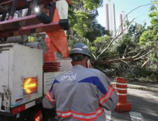 Aproximadamente 220 mil imóveis continuam sem energia na Grande SP, diz Enel