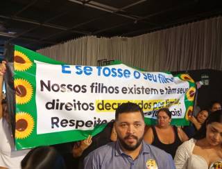 Mães de crianças com necessidades especiais protestam em evento com Michele