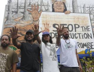 Cinzas de queimadas e lama do RS formam mural em São Paulo