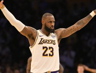 Ao lado do pai, filho de LeBron James marca primeiros pontos em derrota dos Lakers na NBA