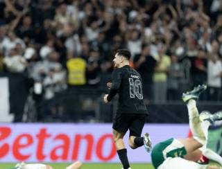 Corinthians vence clássico com o Palmeiras para se afastar do Z4