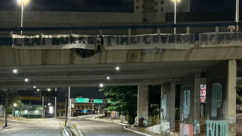 Boneco com foto de Rogério Ceni é pendurado em viaduto em Salvador