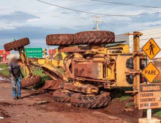 Operador de máquina é levado para a Santa Casa após trator tombar na BR-163