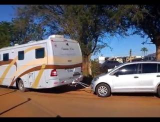 Motorhome não percebe carros parados e provoca engavetamento