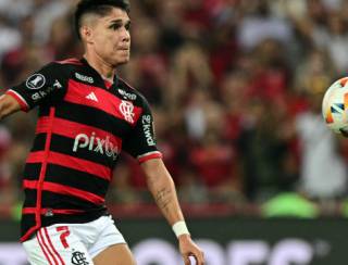 Luiz Araújo treina normalmente no campo e pode reforçar o Flamengo na final da Copa do Brasil