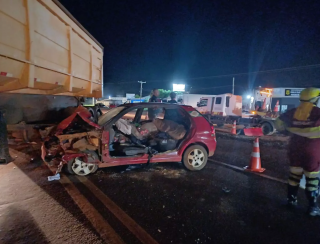 Motorista fica preso às ferragens em acidente entre carro e carreta na BR-163 em Campo Grande