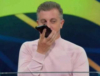 Luciano Huck interrompe Domingão para atender ligação do filho: Te amo