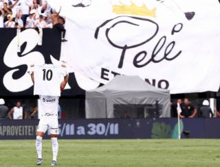 Em jogo de festa, torcida desvira faixas, Santos homenageia Pelé, mas CRB coloca água no chope