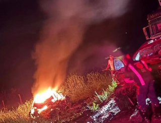 Três morrem carbonizados em acidente entre dois carros na BR-060; duas pessoas foram socorridas