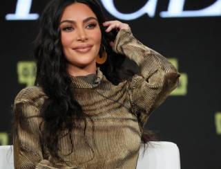 Kim Kardashian sensualiza com seu robô da Tesla, adquirido por R$ 170 mil