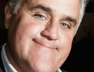 Jay Leno aparece em show com tapa-olho e hematomas após cair de penhasco