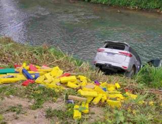 Com maconha do MS, traficantes fogem da polícia em Toyota SW4 e caem em rio do PR