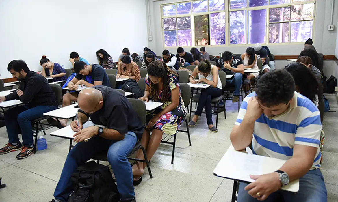 Estudantes fazem a prova do Enade neste domingo