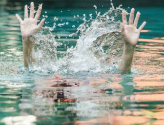 Criança que se afogou em piscina de resort ficou submersa por 7 minutos