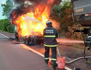 VÍDEO: Pneu estoura e carreta carregada com calcário pega fogo na BR-262