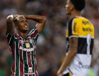 Torcedores do Fluminense protestam no CT e cobram raça em encontro com Thiago Silva