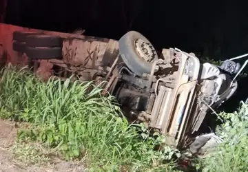 Caminhão com mais de 100 bois tomba na BR-267 e condutor morre em Caracol