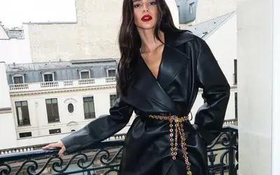 Bruna Marquezine faz sucesso na Semana de Moda em Paris com sobretudo de couro preto; veja fotos