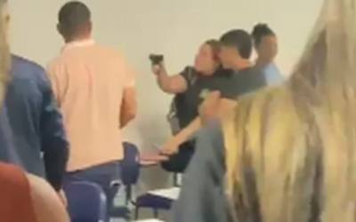 Estudante aponta arma para colega durante briga em faculdade; vídeo