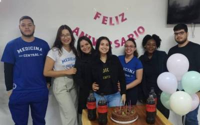 Longe da família mas perto de amigos, acadêmica da UCP ganha feliz aniversário