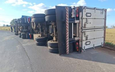 Carregada de carne, carreta tomba em rotatória que liga as rodovias BR-267 e MS-134