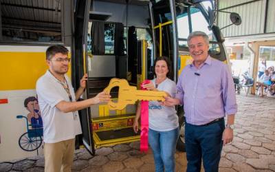 Hashioka entrega ônibus de R$ 500 mil para Apae de Nova Andradina