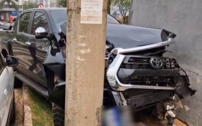 Veículo vai parar no meio do canteiro central da Av. Afonso Pena após acidente