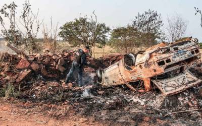 Carro é abandonado e carbonizado em estrada vicinal de Campo Grande