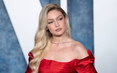 Gigi Hadid desfila com vestido feito de fita adesiva e tropeça; vídeo