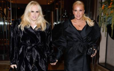 Rebel Wilson exibe registro de seu casamento com Ramona Agruma