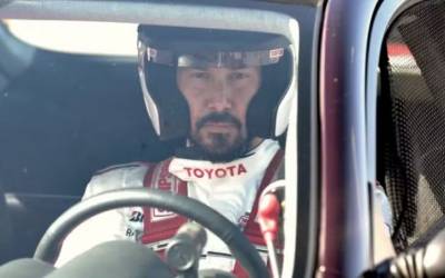 Ator Keanu Reeves estreia no automobilismo em Indianápolis