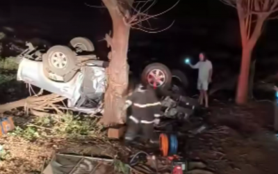 Caminhonete sai da pista, capota, derruba árvores e mata duas pessoas em Vicentina