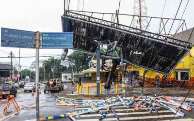 Painel despenca em poste, derruba fios e interdita rua próxima à avenida Zahran