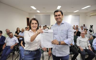 Candidata Adriane Lopes assina carta compromisso com supermercadistas