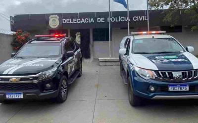 Filha presa por esfaquear a mãe nega e fala em corte com caco de vidro