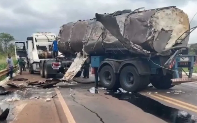 Caminhão colide com guard rail resulta e em derramamento de óleo na BR-267 em Nova Alvorada do Sul