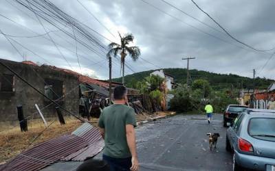 Temporal atinge Rio Brilhante e deixa galhos caídos, postes tortos e bairros sem luz