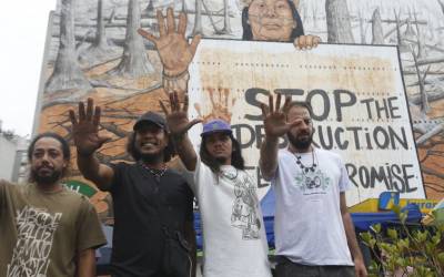 Cinzas de queimadas e lama do RS formam mural em São Paulo