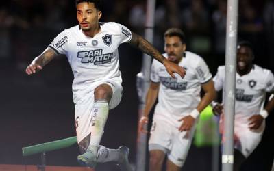 Botafogo marca no fim, vence o Bragantino e aumenta vantagem na liderança do Brasileirão