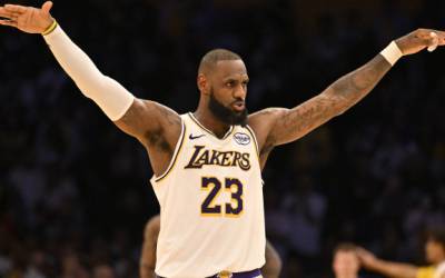 Ao lado do pai, filho de LeBron James marca primeiros pontos em derrota dos Lakers na NBA